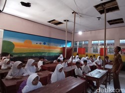 Miris, Bangunan SD di Tasik Nyaris Ambruk Masih Dipakai KBM