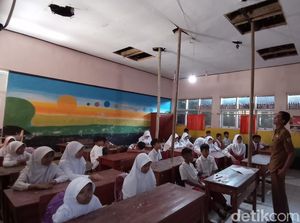 Miris, Bangunan SD di Tasik Nyaris Ambruk Masih Dipakai KBM Miris, Bangunan SD di Tasik Nyaris Ambruk Masih Dipakai KBM