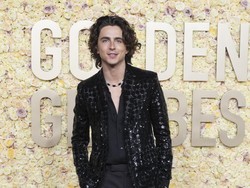 Pacari Seorang Ibu, Timothee Chalamet Disebut Ikut Urus Anak Kylie Jenner