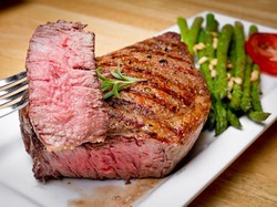 Makan Steak Tiap Hari, Pria Ini Masak Steak di Kamar Hotel!