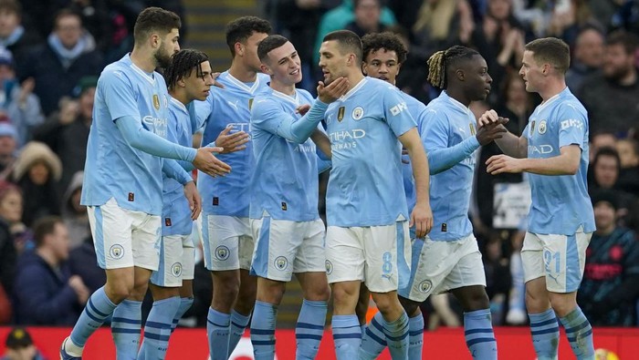 Manchester Citys Phil Foden celebrates with teammates after scoring his sides fourth goal during the English FA Cup third round soccer match between Manchester City and Huddersfield Town, at the Etihad stadium in Manchester, England, Sunday, Jan. 7, 2024. (AP Photo/Dave Thompson)