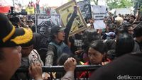 Massa Sambut Suka Cita Vonis Bebas Haris-Fatia