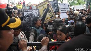 Massa Sambut Suka Cita Vonis Bebas Haris-Fatia