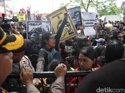 Massa Sambut Suka Cita Vonis Bebas Haris-Fatia