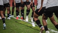 Terlihat squad Garuda muda tengah menjalani latihan drills.