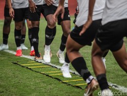 Terlihat squad Garuda muda tengah menjalani latihan drills.