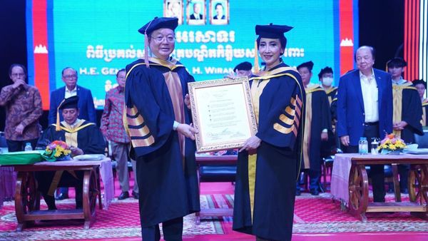 Momen Wiranto dan Putri Wardani Raih Gelar Doktor HC dari Universitas Cambodia