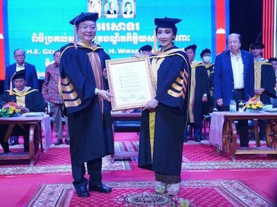 Momen Wiranto dan Putri Wardani Raih Gelar Doktor HC dari Universitas Cambodia