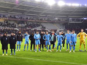 Derita Napoli Belum Berhenti