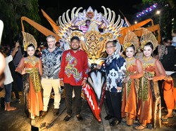 Warga Sumenep Antusias Lihat Parade Musik Tong Tong Meski Sempat Hujan