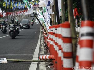 Kata Dishub-Bawaslu soal Bahaya Bendera Parpol di Stick Cone Jalur Sepeda Kata Dishub-Bawaslu soal Bahaya Bendera Parpol di Stick Cone Jalur Sepeda
