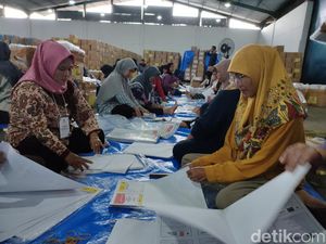 KPU Cianjur Libatkan Eks TKW dalam Pelipatan Surat Suara