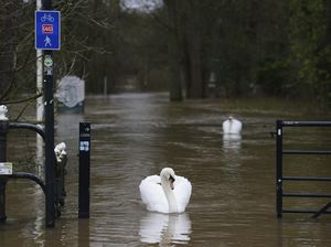 Penampakan Banjir di Inggris Imbas Sungai-sungai Meluap Penampakan Banjir di Inggris Imbas Sungai-sungai Meluap