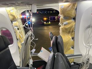 Penampakan Jendela Pesawat Boeing 737 Max 9 yang Copot Saat Terbang Penampakan Jendela Pesawat Boeing 737 Max 9 yang Copot Saat Terbang