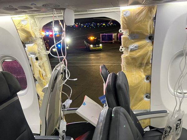 Penampakan Jendela Pesawat Boeing 737 Max 9 yang Copot Saat Terbang