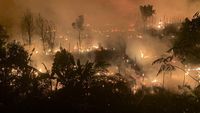 Penampakan Kamp Rohingya di Bangladesh Terbakar Hebat