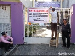 Guru-Pegawai Segel 3 Sekolah di Manado gegara Gaji Menunggak 9 Bulan