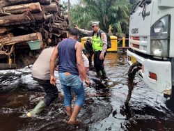 Jalintim Pelalawan Macet 5 Km Imbas Banjir, Perahu Karet Disiagakan