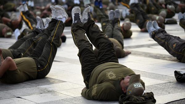 Polisi Bolivia Wajib Olahraga Demi Tingkatkan Pelayanan, Begini Potretnya