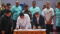 Prabowo bersama Direktur Jenderal Aspire Academy, Ivan Bravo menandatangani kerja sama di Stadion Utama GBK, Jakarta. 