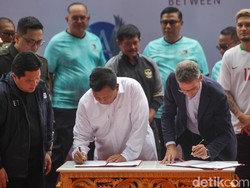 Prabowo bersama Direktur Jenderal Aspire Academy, Ivan Bravo menandatangani kerja sama di Stadion Utama GBK, Jakarta. 