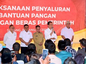 Ke Gudang Bulog di Banten, Jokowi Cek Stok Beras-Salurkan Bantuan Pangan