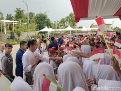 Pelajar Lebak Rebutan Selfie dengan Jokowi Usai Peresmian Bendungan Karian