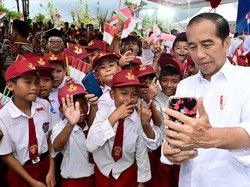 Momen Siswa SD Rebutan Selfie Bareng Jokowi Saat Resmikan Bendungan Karian