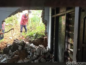 Warga Bersihkan Material Longsor Timpa Rumah di Tulungagung Warga Bersihkan Material Longsor Timpa Rumah di Tulungagung