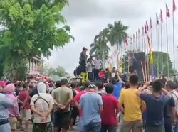 Ratusan Sopir Truk Batu Bara Geruduk Rumdin Gubernur Jambi