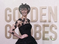 Rosamund Pike Pakai Veil Dramatis di Golden Globes, Tutupi Bekas Kecelakaan