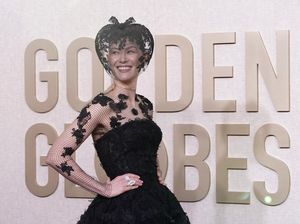 Rosamund Pike Pakai Veil Dramatis di Golden Globes, Tutupi Bekas Kecelakaan Rosamund Pike Pakai Veil Dramatis di Golden Globes, Tutupi Bekas Kecelakaan