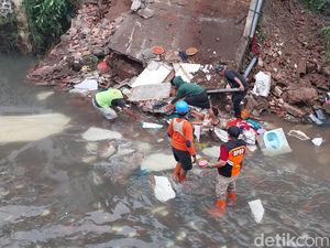 Detik-detik Mencekam Warga Malang Selamatkan Diri Saat Rumahnya Ambrol Detik-detik Mencekam Warga Malang Selamatkan Diri Saat Rumahnya Ambrol