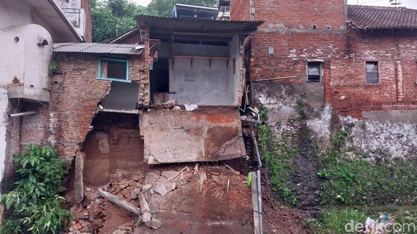 Penampakan Dua Rumah di Bantaran Sungai Kasin Kota Malang Ambrol
