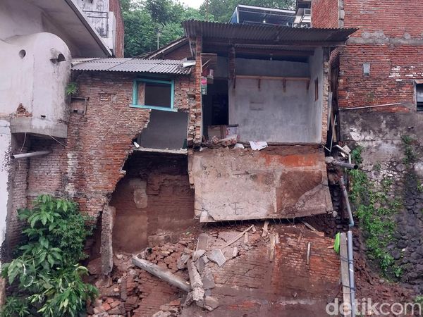 Penampakan Dua Rumah di Bantaran Sungai Kasin Kota Malang Ambrol