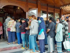 Warga Solo Serbu Sembako Murah, Ratusan Paket Ludes dalam 2 Jam Warga Solo Serbu Sembako Murah, Ratusan Paket Ludes dalam 2 Jam