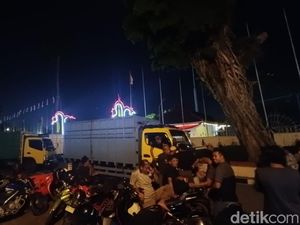 Protes Penyetopan Operasional, Sopir Batu Bara Bertahan di Rumdis Gubernur