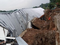 Polisi Batasi Kendaraan Melintas di Area Longsor Stasiun Maseng Bogor