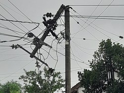 Tiang PLN di Jember Patah Diterjang Angin, Listrik Ratusan Rumah Padam