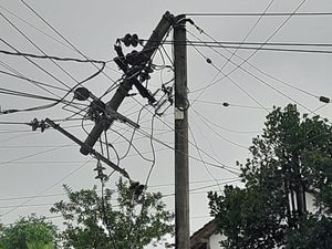 Tiang PLN di Jember Patah Diterjang Angin, Listrik Ratusan Rumah Padam Tiang PLN di Jember Patah Diterjang Angin, Listrik Ratusan Rumah Padam
