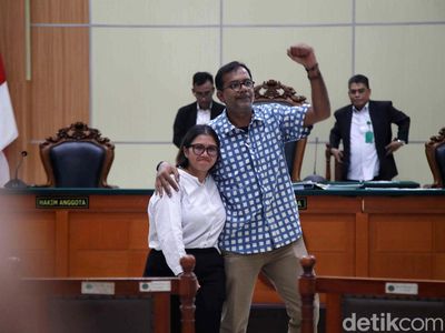 Momen Kemenangan Haris-Fatia Usai Divonis Bebas
