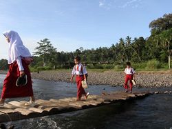 Tolong! Warga Padang Galo Butuh Jembatan