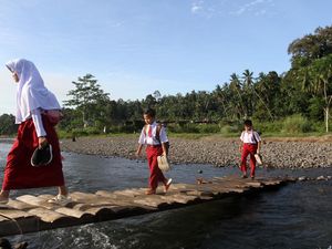 Tolong! Warga Padang Galo Butuh Jembatan
