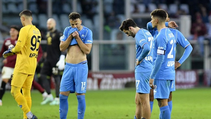 Soccer Football - Serie A - Torino v Napoli - Stadio Olimpico Grande Torino, Turin, Italy - January 7, 2024 Napolis Amir Rrahmani, Khvicha Kvaratskhelia and teammates look dejected after the match REUTERS/Massimo Pinca