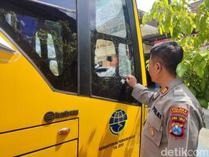7 Oknum Suporter Persepon Jadi Tersangka Pelemparan Batu ke Bus Perspa 7 Oknum Suporter Persepon Jadi Tersangka Pelemparan Batu ke Bus Perspa