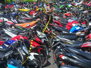 Bisingnya Suara Knalpot Brong, Ganggu Orang Lain!