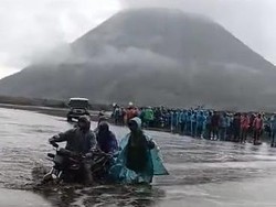 Kala Lautan Pasir Bromo Diselimuti Banjir