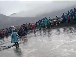 Wisatawan Bromo Diminta Hati-hati di Lautan Pasir Saat Hujan Turun