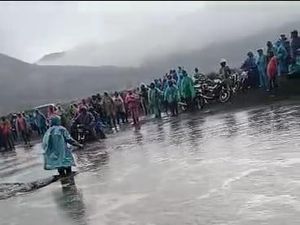 Wisatawan Bromo Diminta Hati-hati di Lautan Pasir Saat Hujan Turun Wisatawan Bromo Diminta Hati-hati di Lautan Pasir Saat Hujan Turun