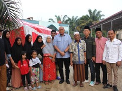 Andre Rosiade Salurkan Bantuan Rp 25 Juta ke Korban Banjir di Dharmasraya